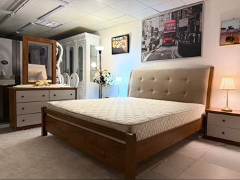 أطقم غرف نوم - هوم سينتر  - سرير كينج ، مرتبة ، مقعد طويل مع طاولتين أسّرة جانبية ومصابيح طاولة