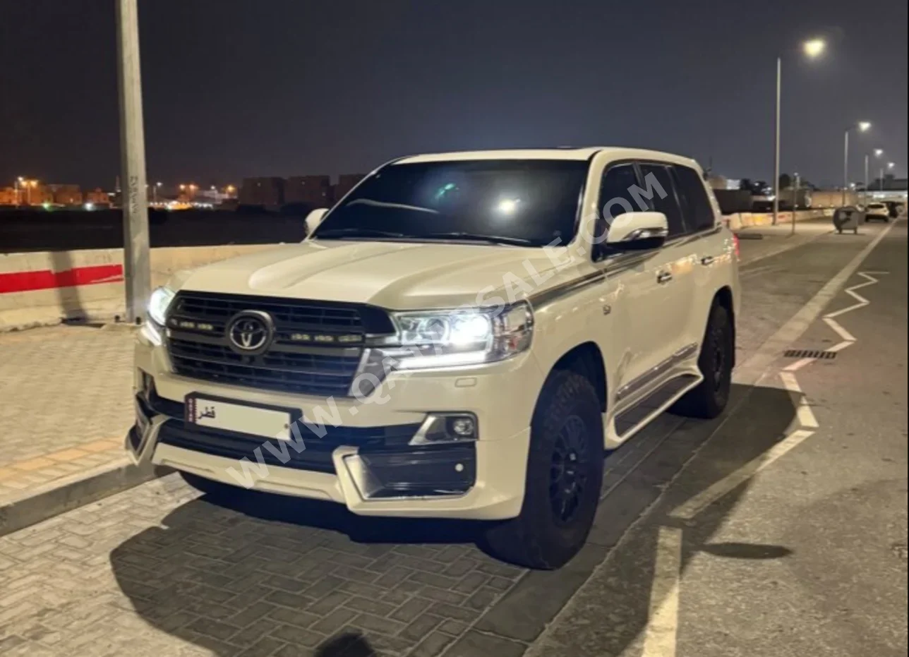Toyota  Land Cruiser  VXR  2017  Automatic  240,000 Km  8 Cylinder  Four Wheel Drive (4WD)  SUV  Pearl