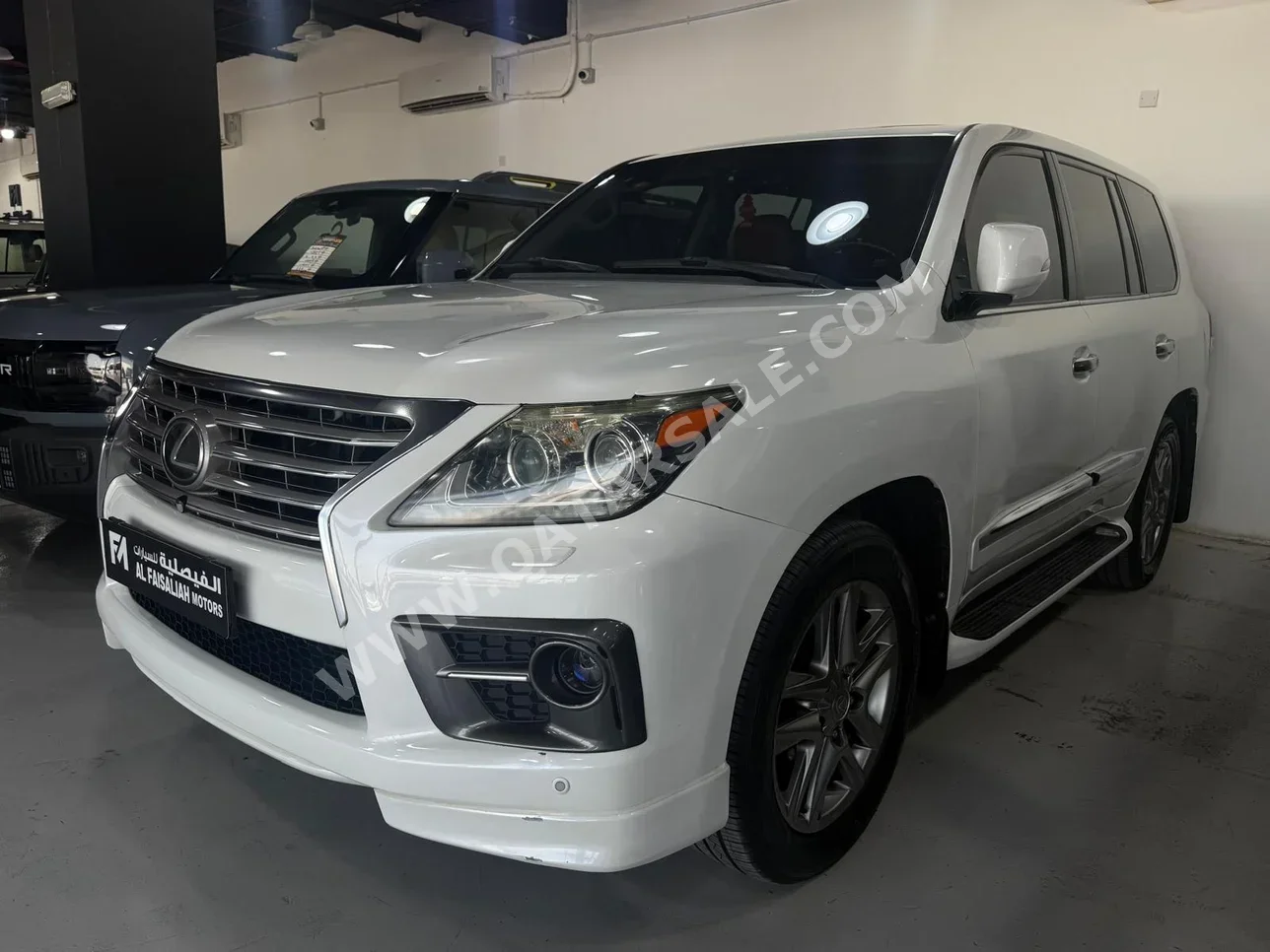لكزس ال اكس 570 2013 اوتوماتيك 380,000 كم 8 سلندر دفع رباعي اس يو في أبيض