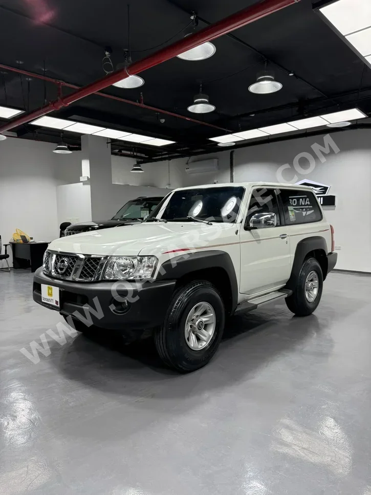 نيسان باترول جي ال 2022 عادي 225,000 كم 6 سلندر دفع رباعي اس يو في أبيض