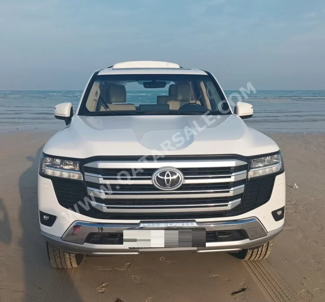 تويوتا  لاند كروزر  جي اكس ار  2022  اوتوماتيك  29,300 كم  6 سلندر  دفع رباعي  اس يو في  ابيض و رمادي