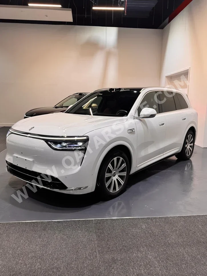 AITO M8 2025 Automatic 450 Km 4 Cylinder All Wheel Drive (AWD) SUV White