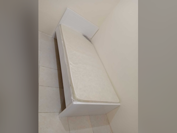 الأسّرة - فردي  - أبيض  - متضمنة المرتبة