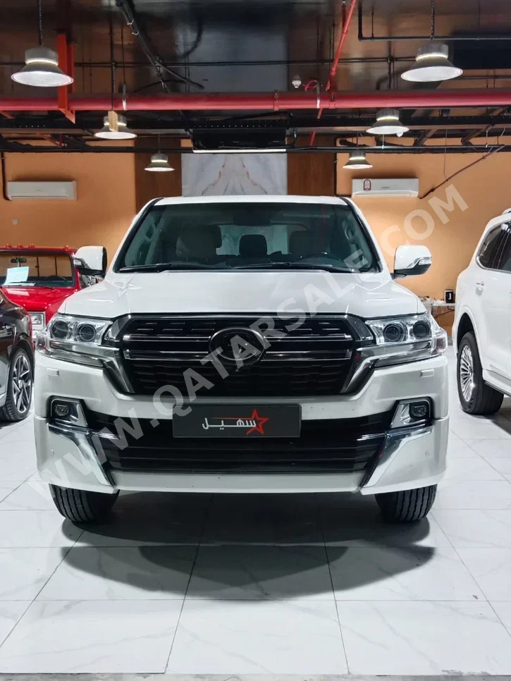 تويوتا لاند كروزر في اكس ار 2021 اوتوماتيك 117,000 كم 8 سلندر دفع رباعي اس يو في أبيض
