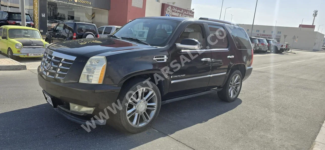 كاديلاك اسكيليد 2007 اوتوماتيك 182,000 كم 8 سلندر دفع رباعي اس يو في أسود