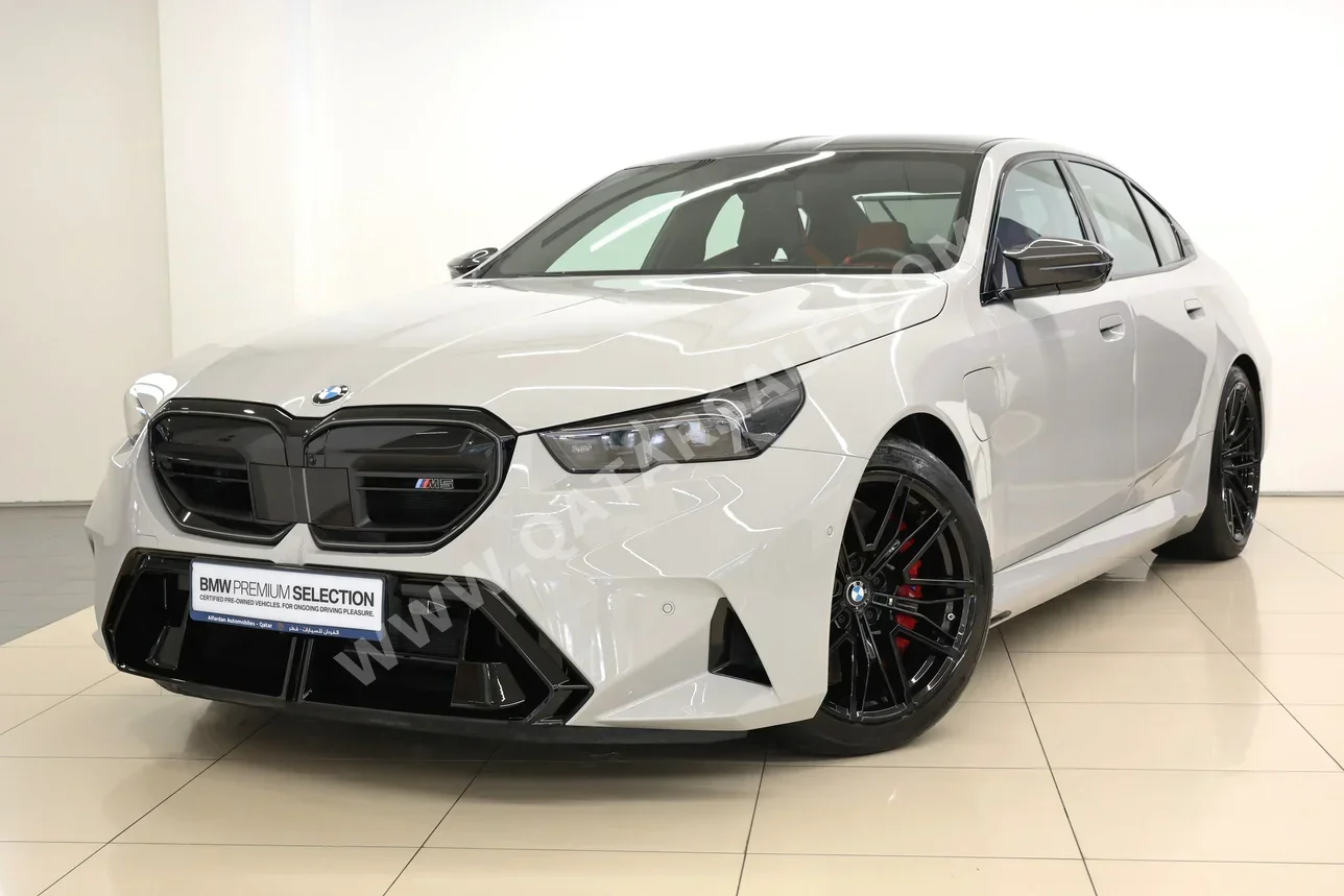 بي ام دبليو الفئة - ام 5 2025 اوتوماتيك 16,200 كم 8 سلندر دفع رباعي سيدان رمادي تحت الضمان