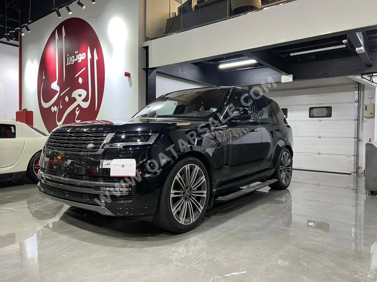 لاند روفر رنج روفر فوج 2023 اوتوماتيك 77,000 كم 8 سلندر دفع رباعي اس يو في أسود تحت الضمان