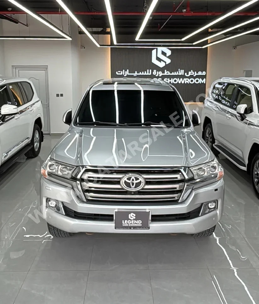 تويوتا لاند كروزر في اكس ار 2018 اوتوماتيك 203,000 كم 8 سلندر دفع رباعي اس يو في فضي