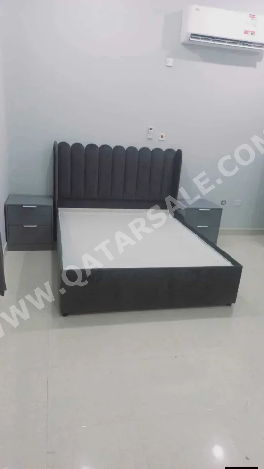 الأسّرة - لايف ستايل  - كينج  - أسود  - مع طاولة سرير جانبية