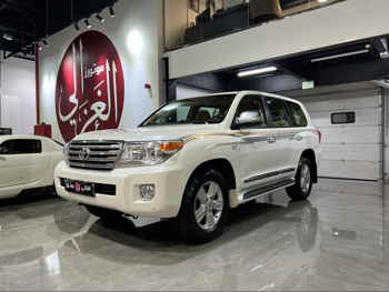 Toyota  Land Cruiser  VXR  2013  Automatic  42,000 Km  8 Cylinder  Four Wheel Drive (4WD)  SUV  White