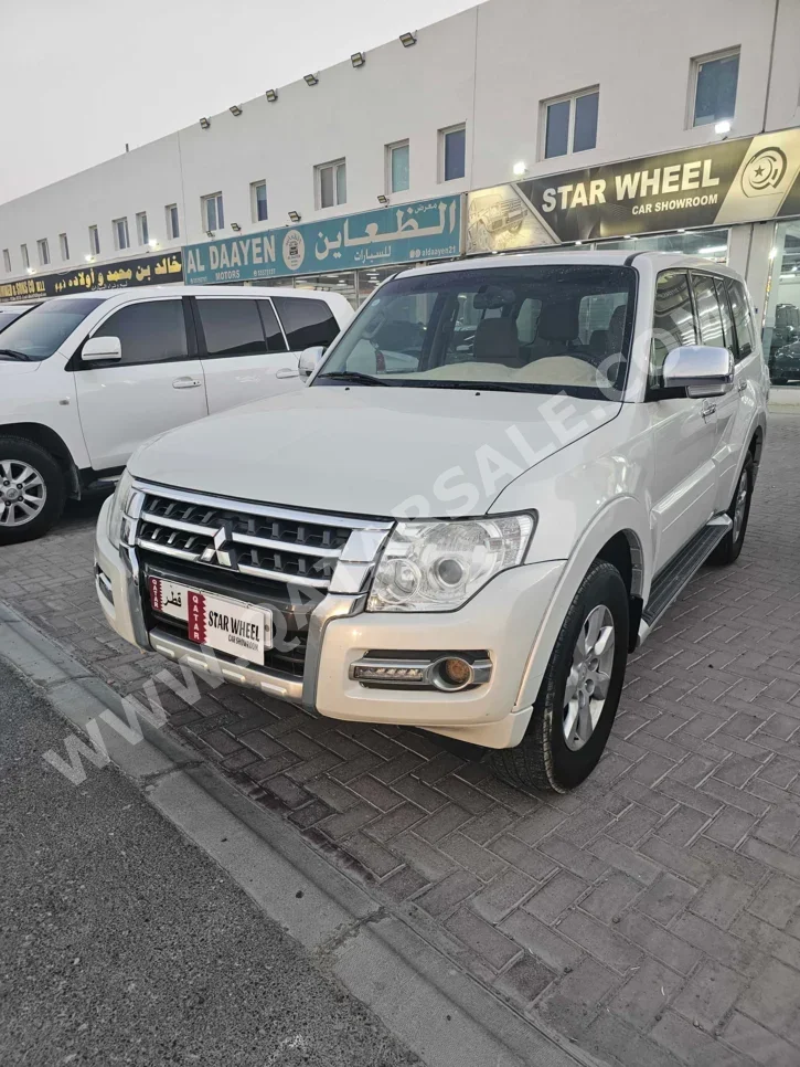 ميتسوبيشي باجيرو 2016 اوتوماتيك 175,000 كم 6 سلندر دفع رباعي اس يو في أبيض و أسود