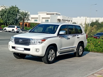 تويوتا  لاند كروزر  جي اكس ار  2014  اوتوماتيك  300,000 كم  6 سلندر  دفع رباعي  اس يو في  أبيض