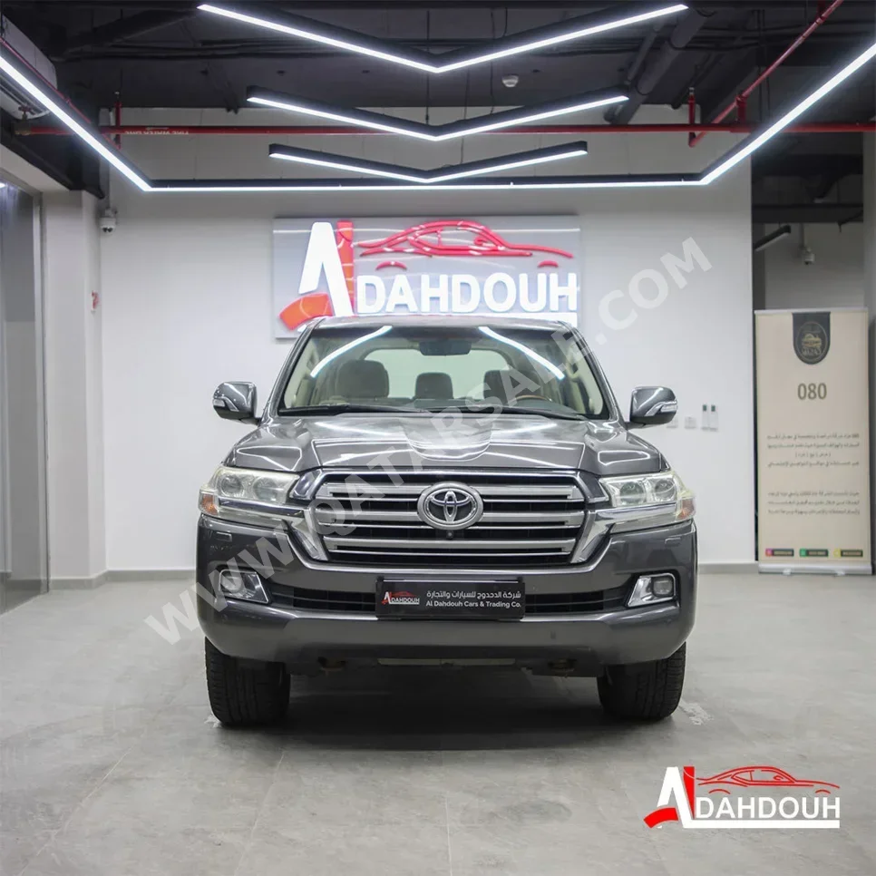 تويوتا لاند كروزر في اكس ار 2016 اوتوماتيك 323,000 كم 8 سلندر دفع رباعي اس يو في رمادي