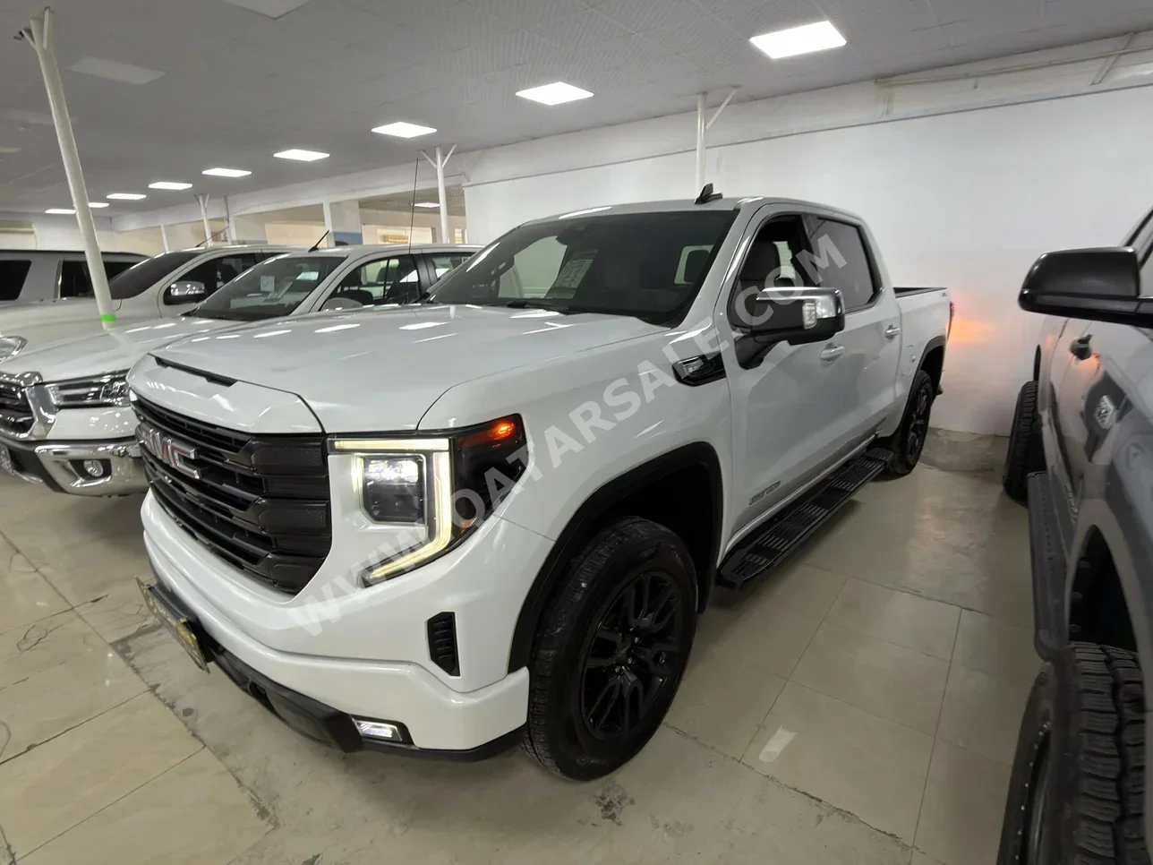جي ام سي سييرا 1500 2022 اوتوماتيك 141,000 كم 8 سلندر دفع رباعي بيكب أبيض