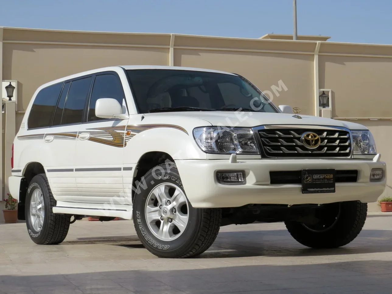 Toyota  Land Cruiser  VXR  2007  Automatic  301,000 Km  8 Cylinder  Four Wheel Drive (4WD)  SUV  White