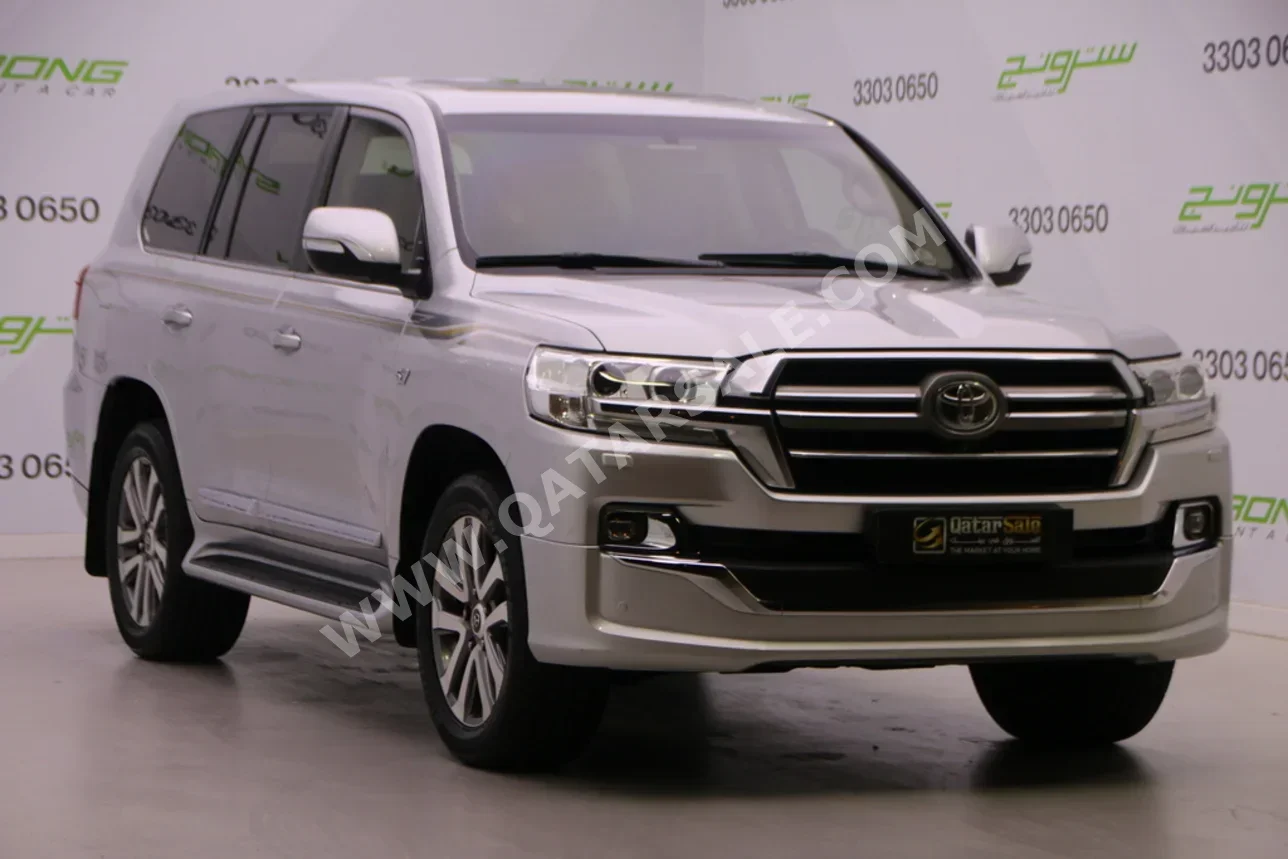 تويوتا لاند كروزر في اكس ار 2018 اوتوماتيك 135,000 كم 8 سلندر دفع رباعي اس يو في فضي