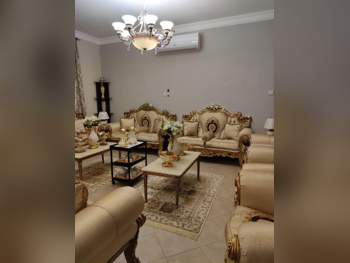 الأرائك والكنب والكراسي