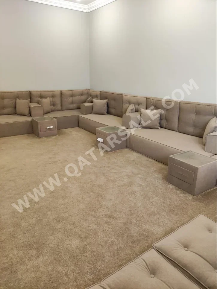 الأرائك والكنب والكراسي - اللون البيج