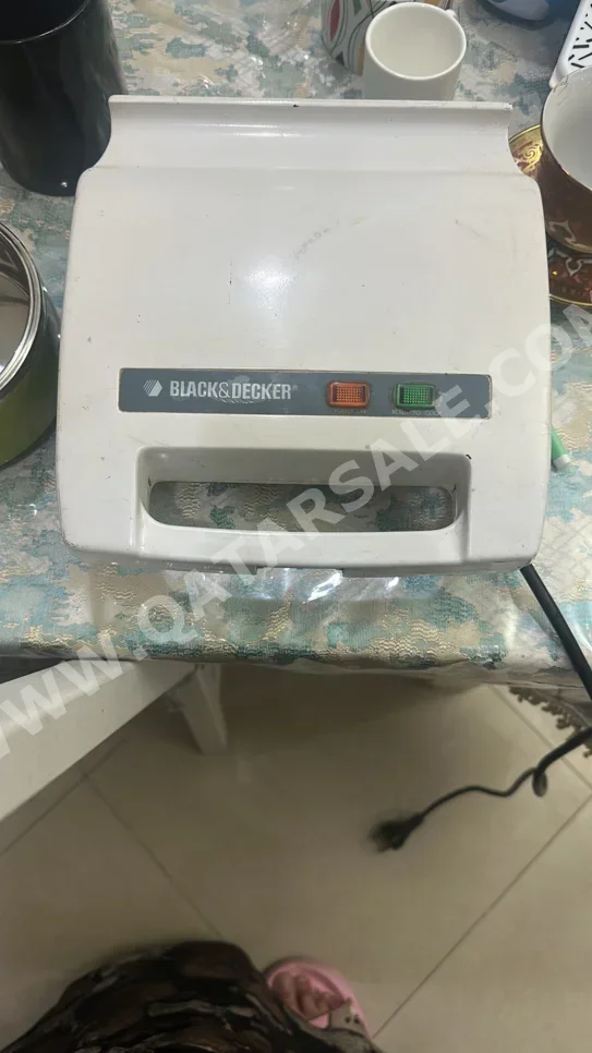 ألة صنع الساندويتش بلاك اند ديكر