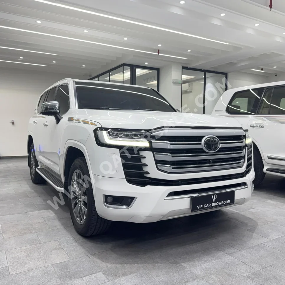 تويوتا لاند كروزر في اكس ار 2022 اوتوماتيك 119,000 كم 5 سلندر دفع رباعي اس يو في أبيض