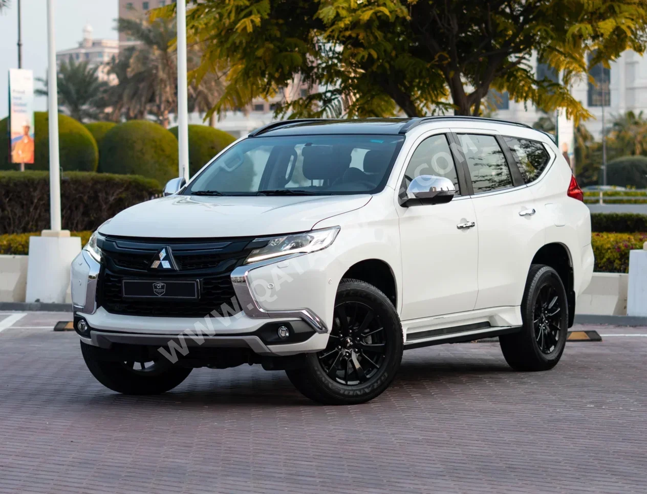 Mitsubishi  Pajero  Montero Sport  2019  Automatic  96,000 Km  6 Cylinder  Four Wheel Drive (4WD)  SUV  White  With Warranty