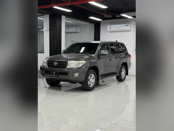 تويوتا  لاند كروزر  جي  2015  اوتوماتيك  388,000 كم  6 سلندر  دفع رباعي  اس يو في  رمادي