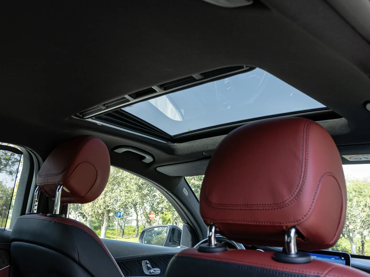 مرسيدس - بنز  جي ال سي  200  2023  اوتوماتيك  32,000 كم  4 سلندر  دفع رباعي  اس يو في  أسود  تحت الضمان