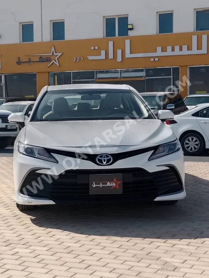 تويوتا كامري جي ال 2023 اوتوماتيك 105,000 كم 4 سلندر سحب امامي سيدان أبيض
