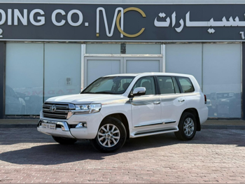 تويوتا  لاند كروزر  جي اكس ار  2016  اوتوماتيك  285,000 كم  8 سلندر  دفع رباعي  اس يو في  أبيض