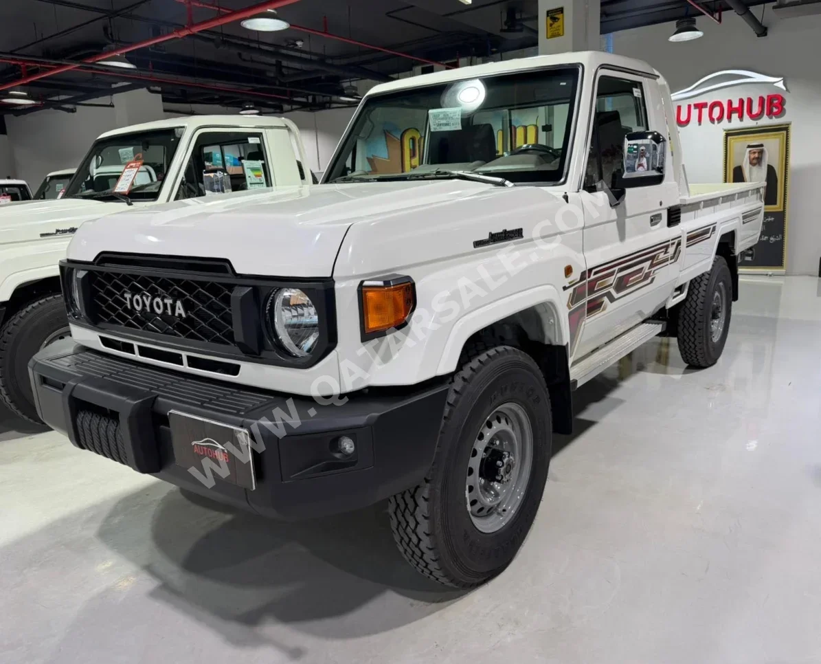 تويوتا  لاند كروزر  ال اكس  2025  عادي  0 كم  6 سلندر  دفع رباعي  بيكب  أبيض  تحت الضمان