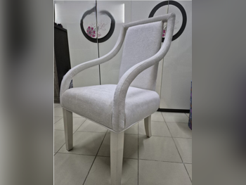 الأرائك والكنب والكراسي كرسي بذراعين  - قماش  - أبيض