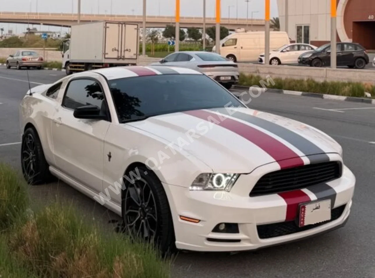 فورد  موستانغ  2014  عادي  188,000 كم  6 سلندر  دفع خلفي  كوبيه \ سبورت  أبيض