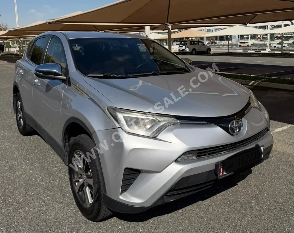 تويوتا راف 4 2016 اوتوماتيك 171,000 كم 4 سلندر دفع رباعي اس يو في رمادي تحت الضمان