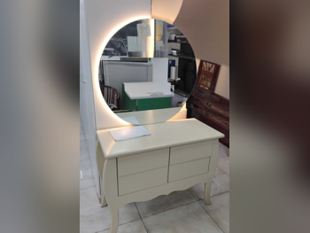 خزائن ودواليب الملابس والزينة - دوحة فيرنيتشر - طاولة زينة ، مرآة ، كرسي و وحدتا رفوف - اللون البيج