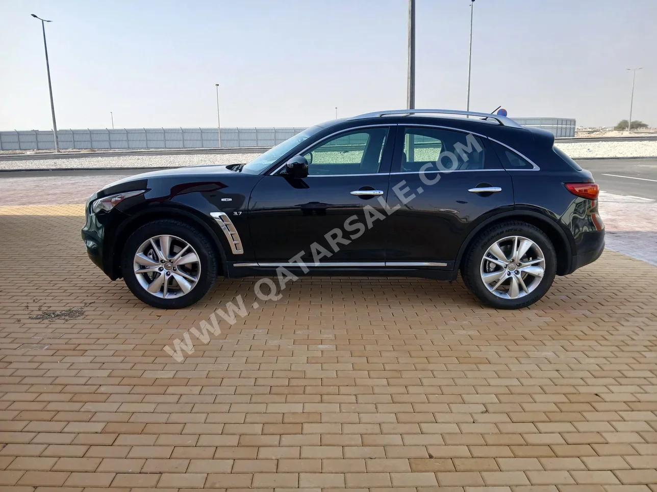 Infiniti QX 70 2014 Automatic 118,000 Km 6 Cylinder Four Wheel Drive (4WD) SUV Maroon