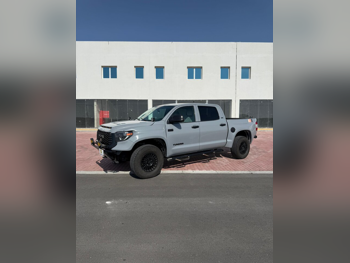 تويوتا  تندرا  SR5  2016  اوتوماتيك  102,000 كم  6 سلندر  دفع رباعي  اس يو في  رمادي