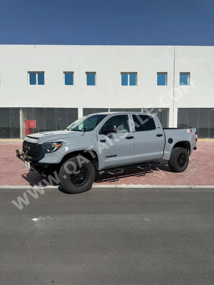 Toyota Tundra SR5 2016 Automatic 102,000 Km 6 Cylinder Four Wheel Drive (4WD) SUV Gray