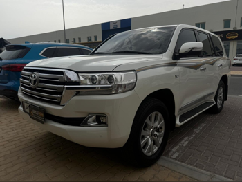 تويوتا  لاند كروزر  في اكس ار  2016  اوتوماتيك  242,000 كم  8 سلندر  دفع رباعي  اس يو في  أبيض