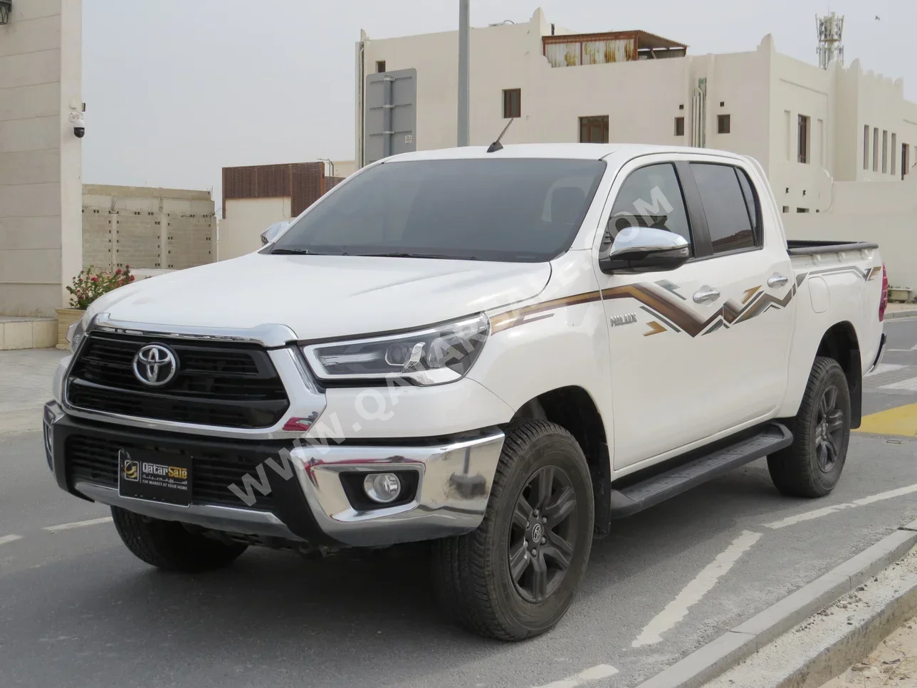 Toyota  Hilux  2024  Automatic  6,000 Km  4 Cylinder  Four Wheel Drive (4WD)  Pick Up  White