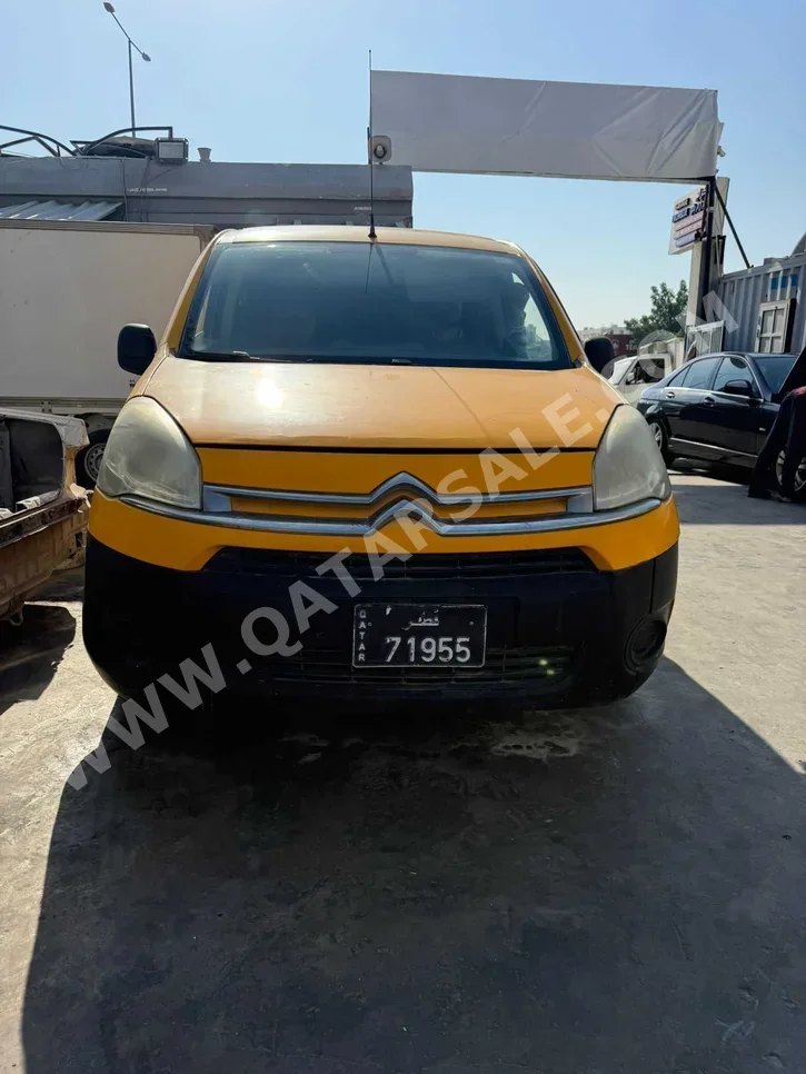 ستروين  بيرلينغو  2015  عادي  200,000 كم  4 سلندر  دفع خلفي  فان \ باص  أصفر