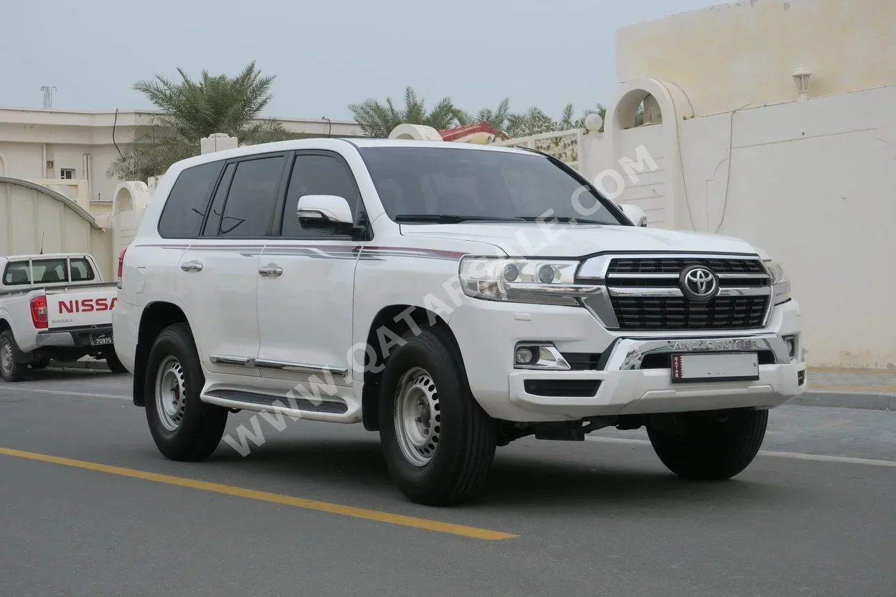 Toyota  Land Cruiser  GXR  2016  Automatic  234,000 Km  8 Cylinder  Four Wheel Drive (4WD)  SUV  White