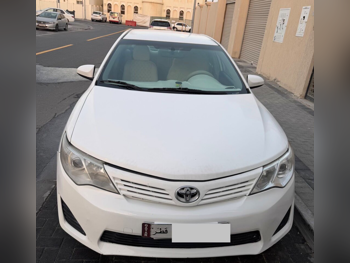 تويوتا  كامري  2014  اوتوماتيك  300,000 كم  4 سلندر  دفع رباعي  سيدان  أبيض