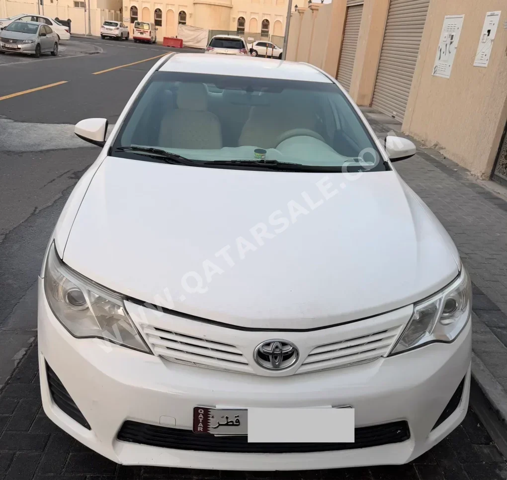 تويوتا كامري 2014 اوتوماتيك 300,000 كم 4 سلندر دفع رباعي سيدان أبيض