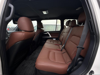 تويوتا  لاند كروزر  في اكس ار  2020  اوتوماتيك  71,000 كم  8 سلندر  دفع رباعي  اس يو في  أبيض