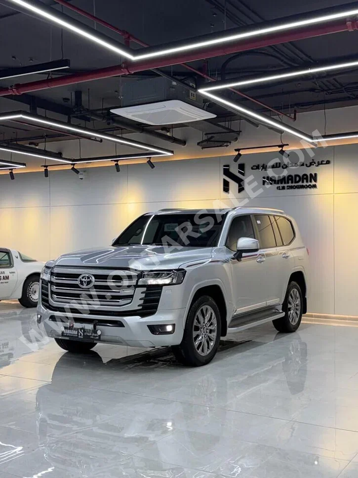 تويوتا  لاند كروزر  جي اكس ار توين توربو  2024  اوتوماتيك  32,000 كم  6 سلندر  دفع رباعي  اس يو في  فضي  تحت الضمان