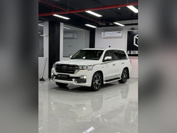 تويوتا  لاند كروزر  في اكس ار  2020  اوتوماتيك  239,000 كم  8 سلندر  دفع رباعي  اس يو في  أبيض