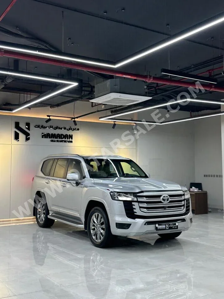 تويوتا  لاند كروزر  جي اكس ار توين توربو  2022  اوتوماتيك  169,000 كم  6 سلندر  دفع رباعي  اس يو في  فضي