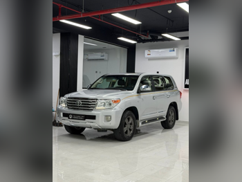 تويوتا  لاند كروزر  في اكس ار  2015  اوتوماتيك  284,000 كم  8 سلندر  دفع رباعي  اس يو في  فضي