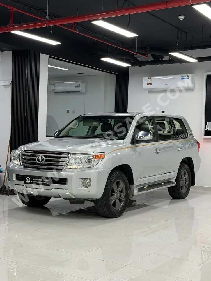 تويوتا لاند كروزر في اكس ار 2015 اوتوماتيك 284,000 كم 8 سلندر دفع رباعي اس يو في فضي