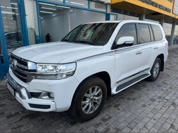 Toyota  Land Cruiser  GXR  2019  Automatic  265,000 Km  8 Cylinder  Four Wheel Drive (4WD)  SUV  White